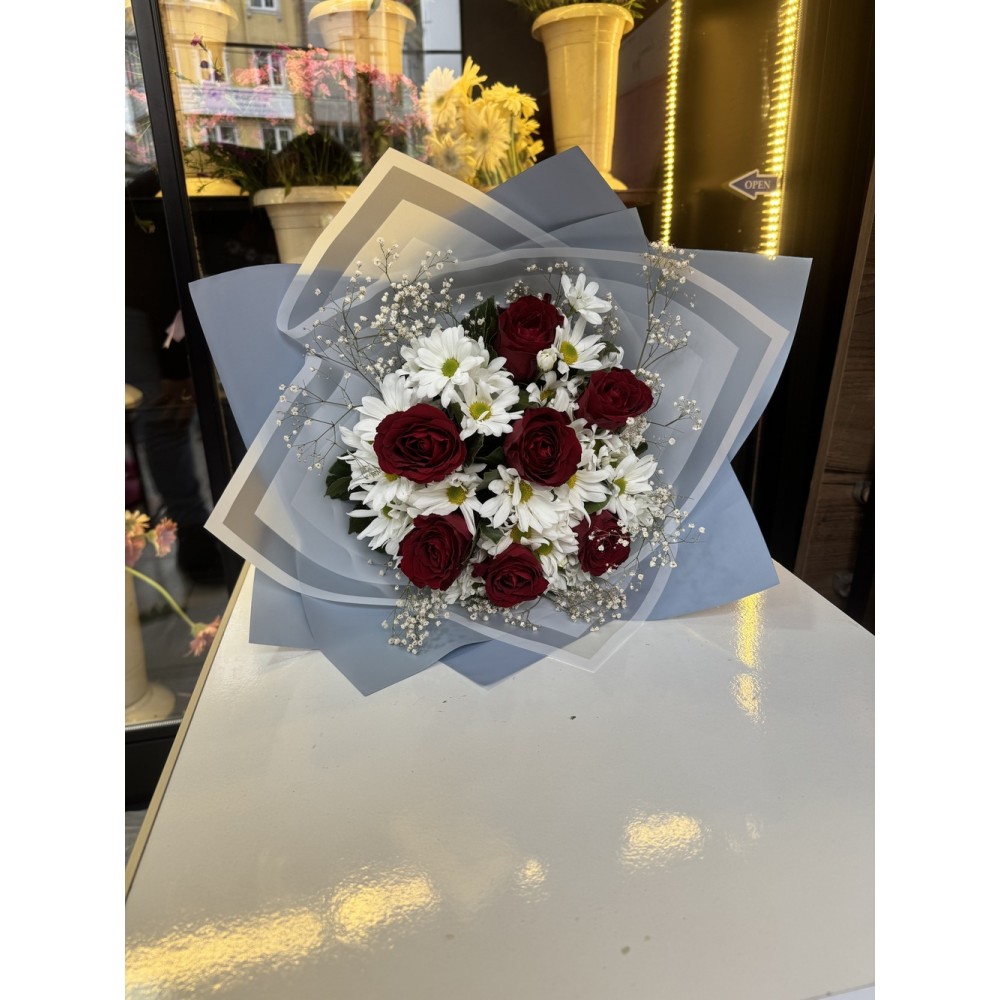 Kırmızı Güllü Papatya Buketi