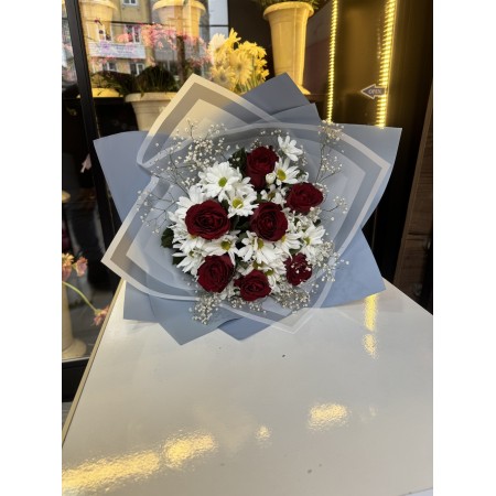 Kırmızı Güllü Papatya Buketi